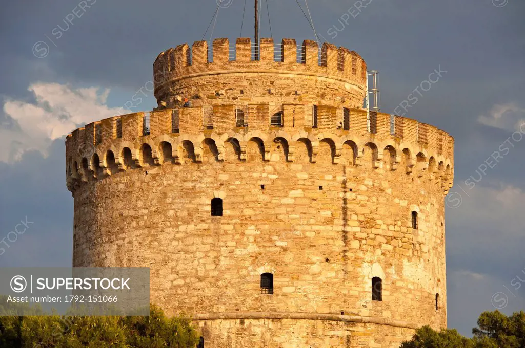 Greece, Macedonia, Thessaloniki, The White Tower, the remains of the 15th century Venetian walls, used as a prison by the Ottomans, is now the symbol ...