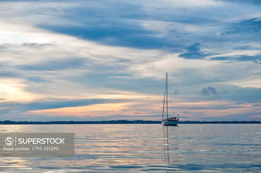Panama, San Blas archipelago, Kuna Yala autonomous territory, sailboat at anchor off the Carti island