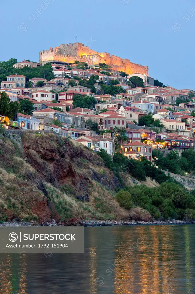 Grce, north east Aegean islands, Lesbos island, Molivos or Mythimna, touristic and artistic centre, the 14th century Genoese citadel dominates the Ott...