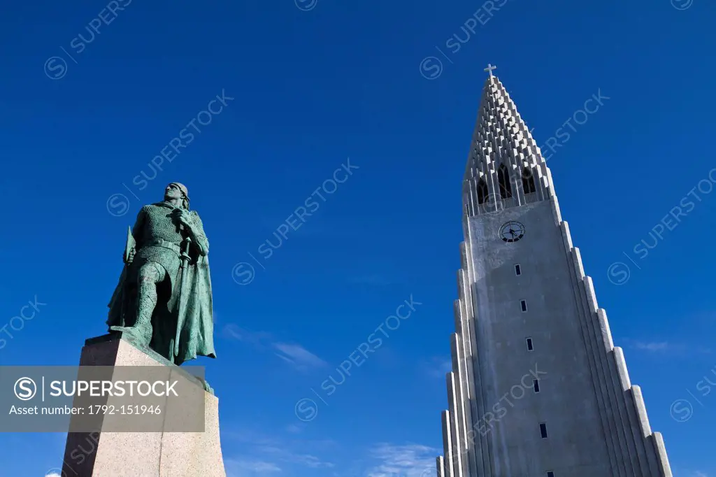 Iceland, Reykjavik, church Hallgrimskirja of the architect Gudjon Samuelsson on the hill Skolavorduholt, Leifur Eriksson statue