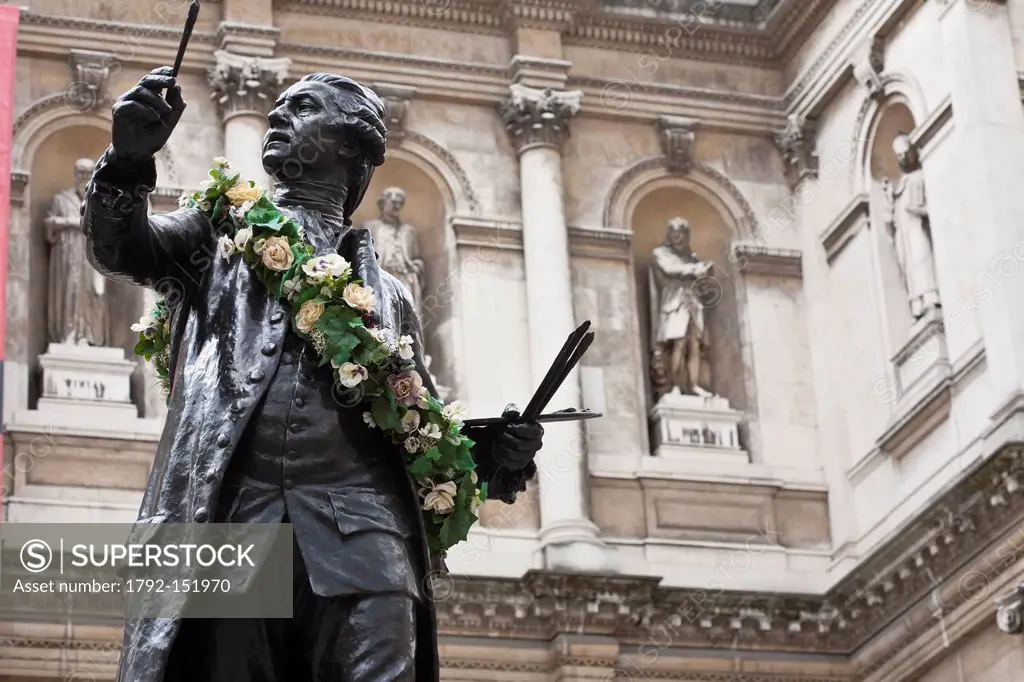 United Kingdom, London, Piccadilly, Royal Academy of Arts founded by king George III in 1768, statue of first academy president, English painter Sir J...