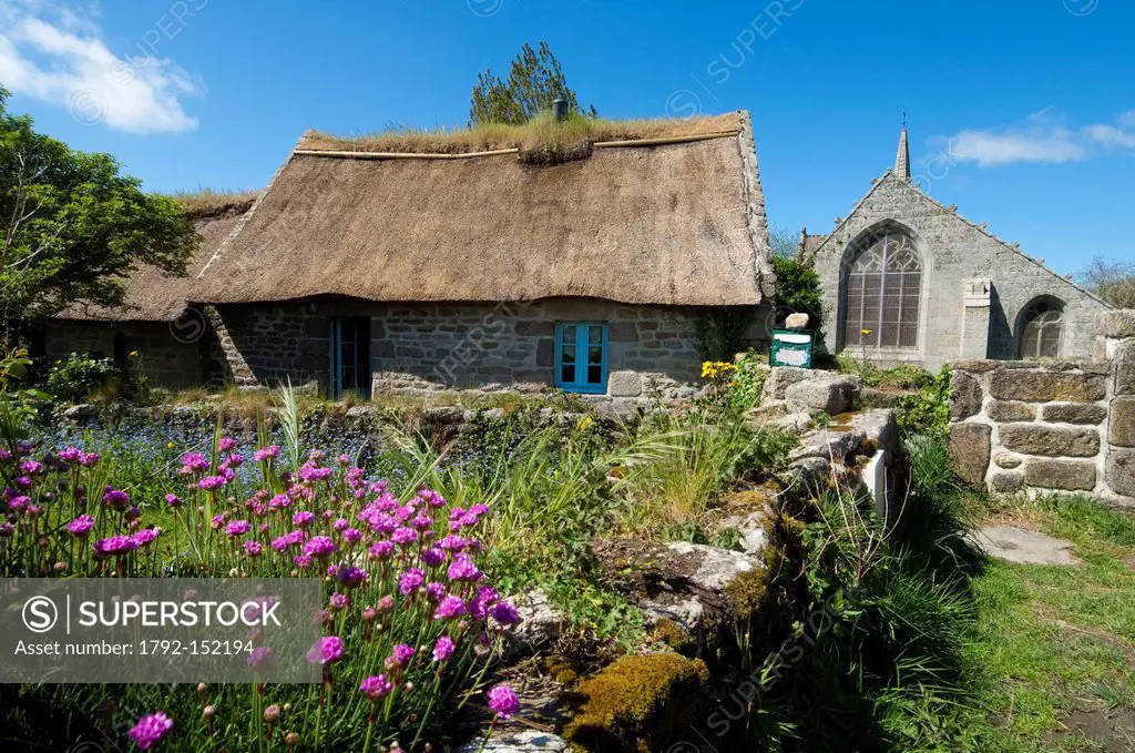 France, Finistere, Pays Bigouden, La Madeleine, traditional houses with thatched roofs
