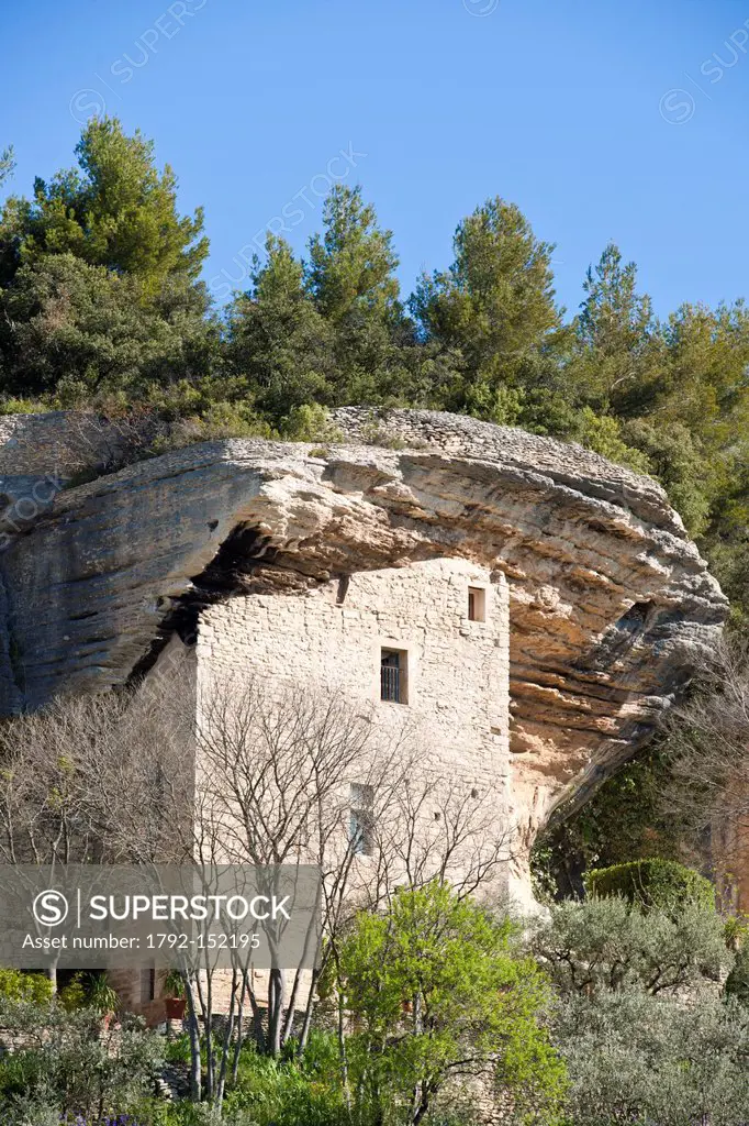 France, Vaucluse, Parc Naturel Regional du Luberon Natural Regional Park of Luberon, cave dwelling