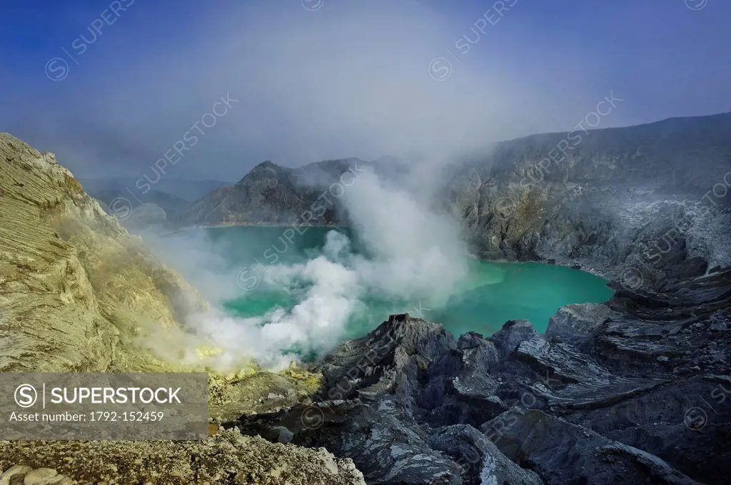 Indonesia, Java, East Java Province, Mining Sulfur by hand in Kawah Ijen volcano 2500m, one of the last places in the world where people mine sulfur b...