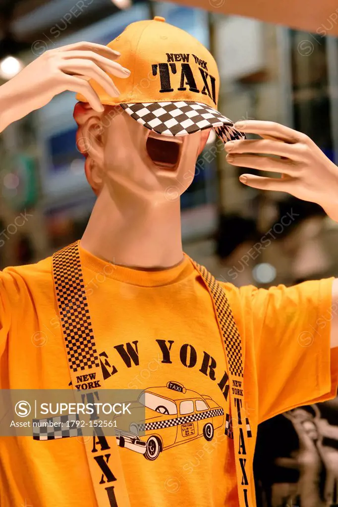 United States, New York City, Manhattan, model carrying a T shirt with the inscription New York Taxi