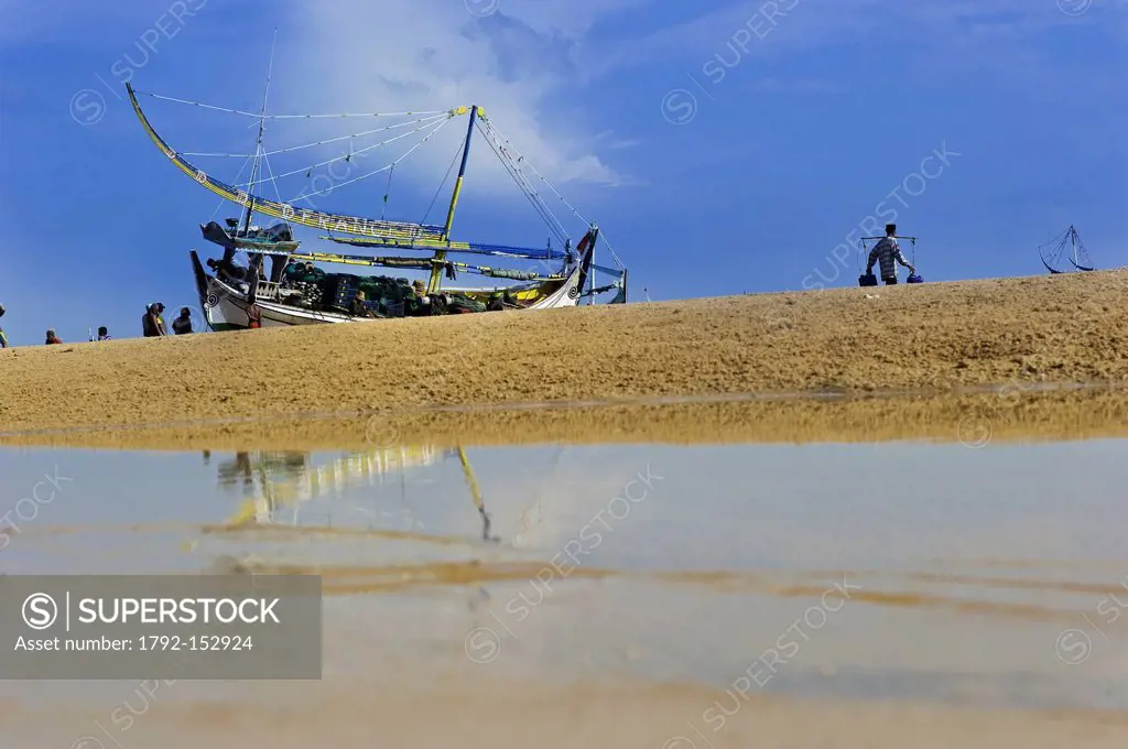 Indonesia, Java, East Java Province, Madura Island, Pasongsongan village, boats called Porsel, fishermen getting ready to go to the sea