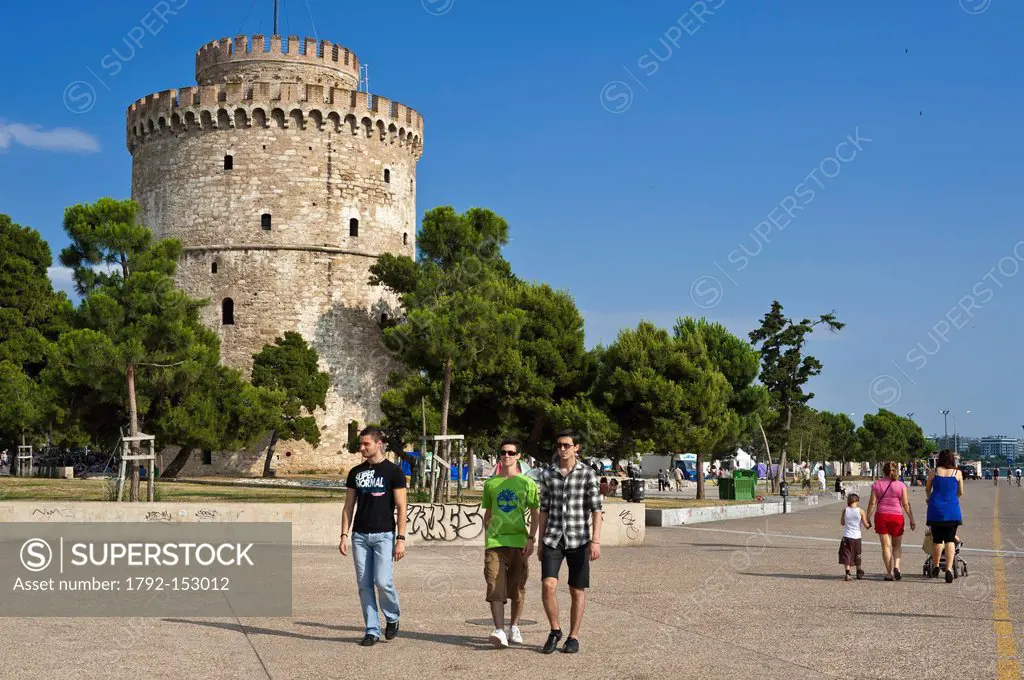 Greece, Macedonia, Thessaloniki, the promenade by the sea Leoforos Nikis and the White Tower, the remains of the 15th century Venetian walls, used as ...