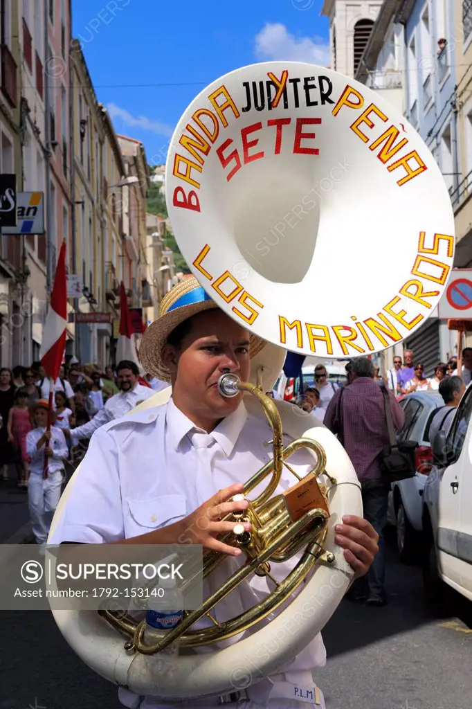 France, Herault, Sete, Fete de la Saint Louis St Louis´s feast, parade of the water jousters with the Los Marineros Orchestra
