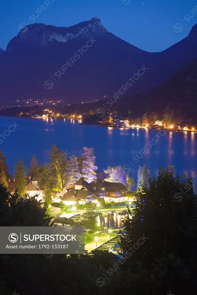 France, Haute Savoie, Talloires with a view on the Auberge du Pere Bise Relais and Chateaux Chain at the edge of Annecy lake, Duingt and the Parc Natu...