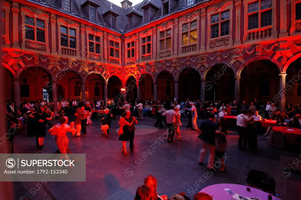 France, Nord, Lille, tango dancers i the courtyard of the old stock exchange at night