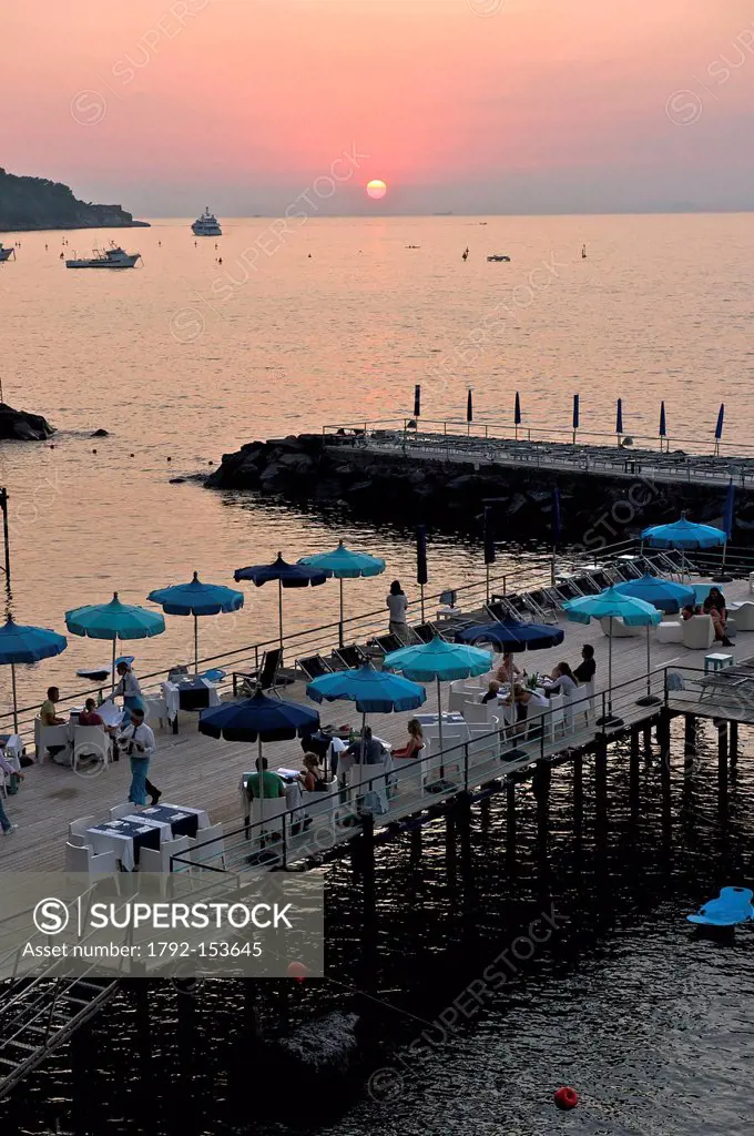 Italy, Campania, Gulf of Naples, Sorrentine Peninsula, Sorrento, beach