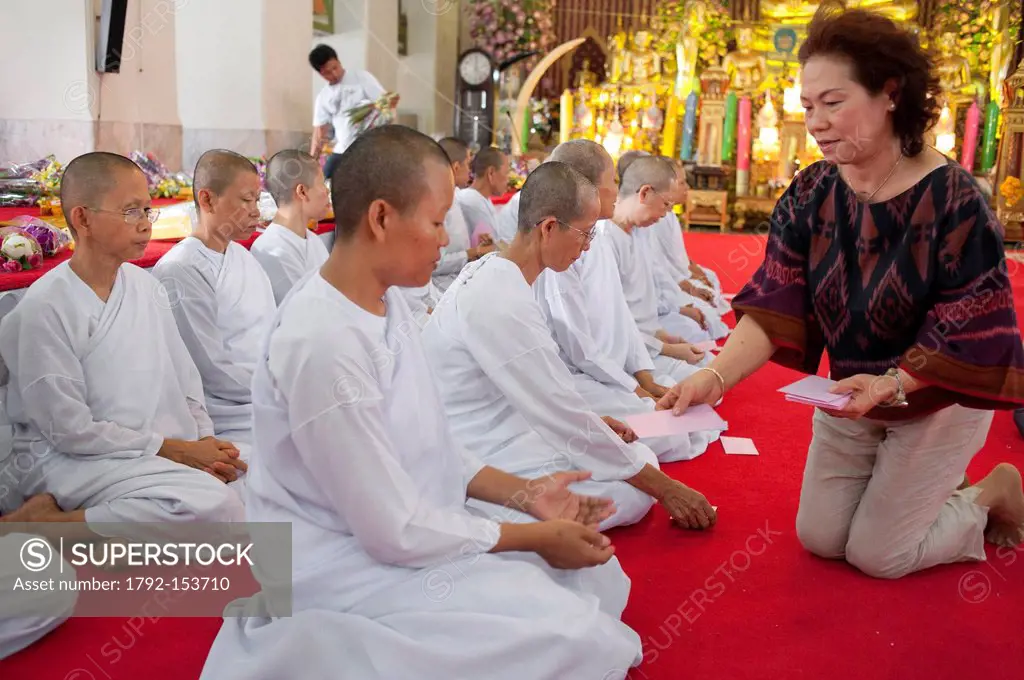 Thailand, Bangkok, Khaosan Road district, offering to nuns at Wat Chana Songkhram Temple