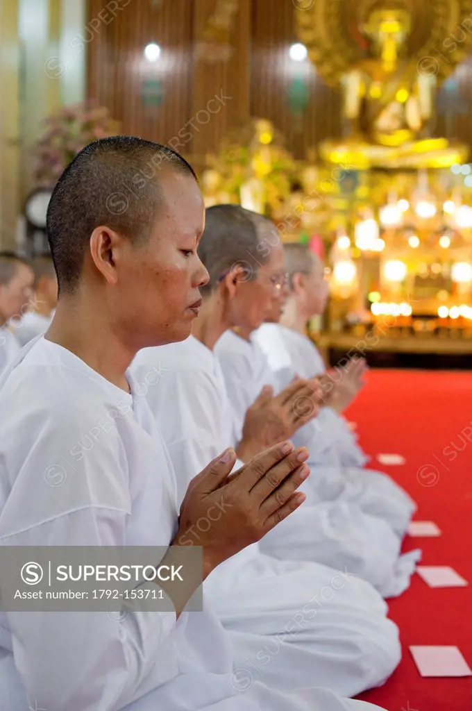 Thailand, Bangkok, Khaosan Road district, offering to nuns at Wat Chana Songkhram Temple