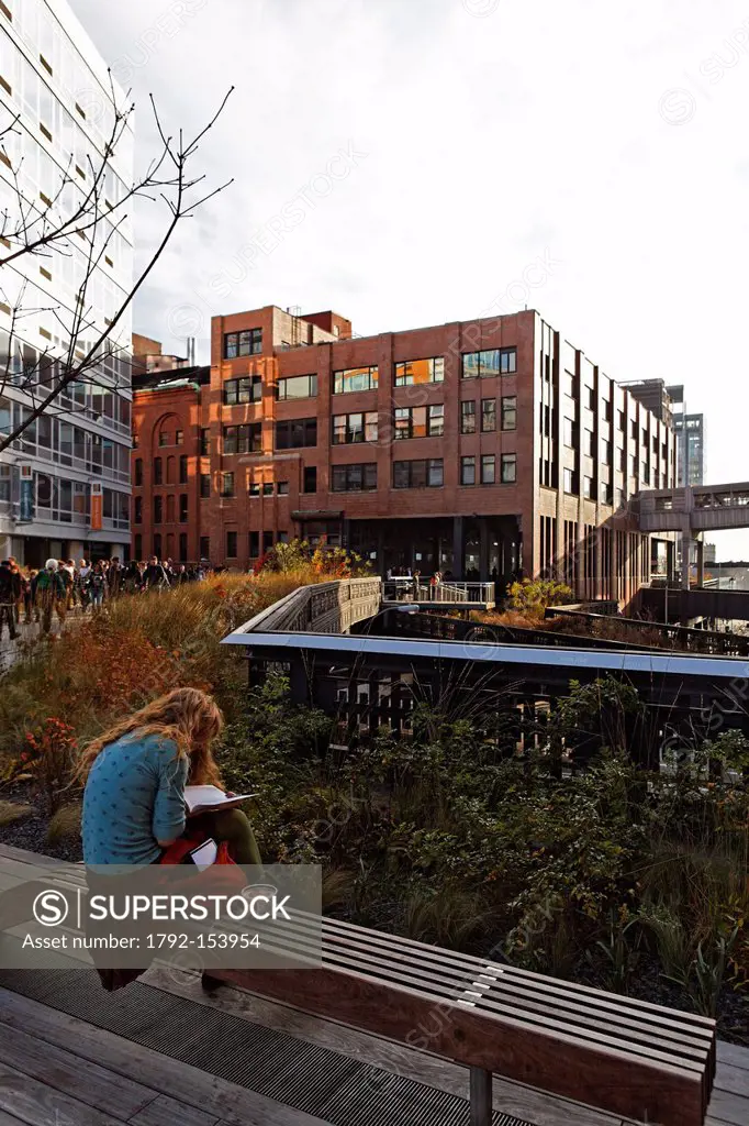 United States, New York City, Manhattan, Meatpacking District, High Line, reader on a bench