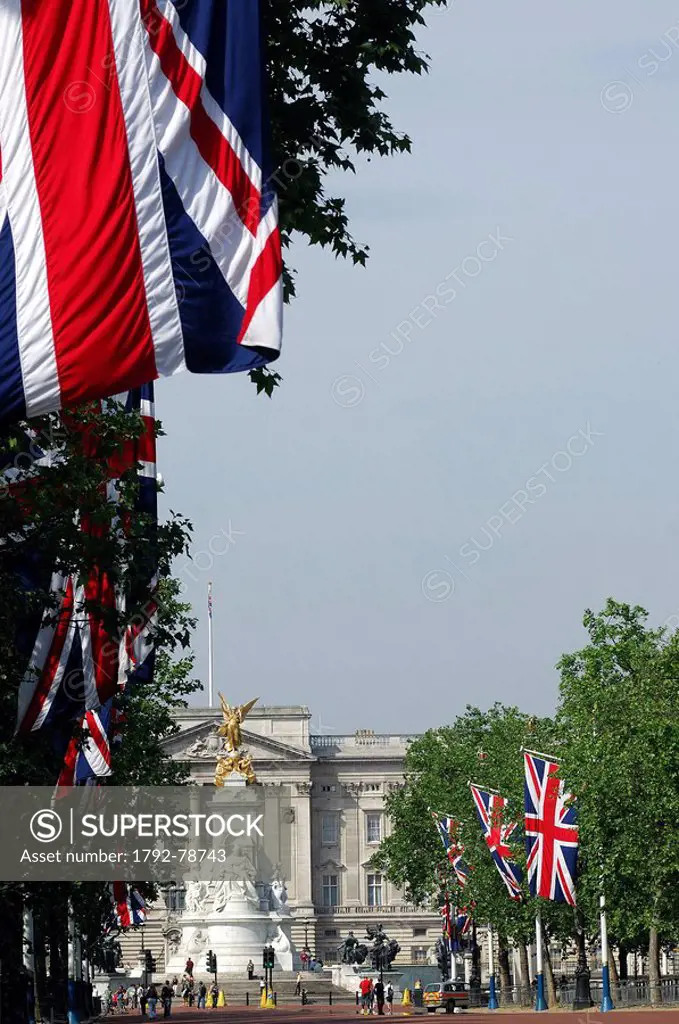 United Kingdom, London, Westminster, The Mall and Buckingham Palace