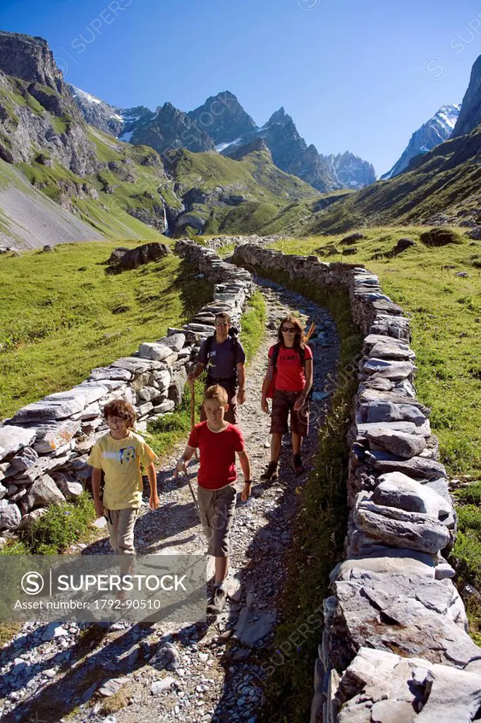 France, Savoie, Pralognan la Vanoise, GR55 path of the Col de la Vanoise, the Route du Sel et du Beaufort Salt and Beaufort Road, hikers, model releas...