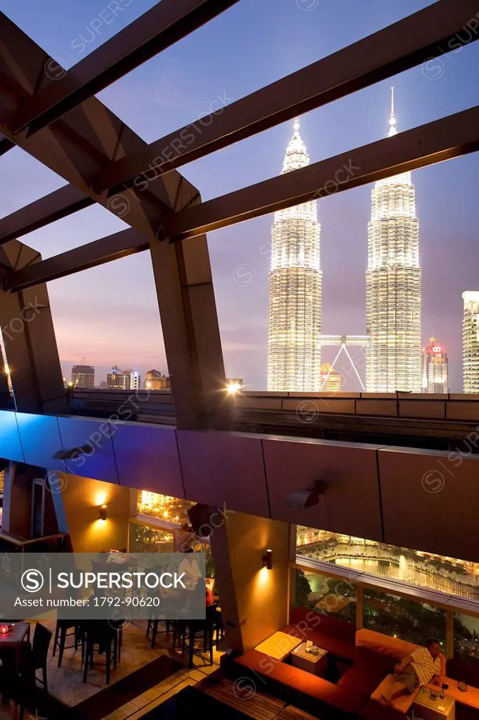 Malaysia, Kuala Lumpur, downtown, the Petronas Twin Towers by architect Cesar Pelli seen from the Traders Hotel´s bar, the Sky Bar
