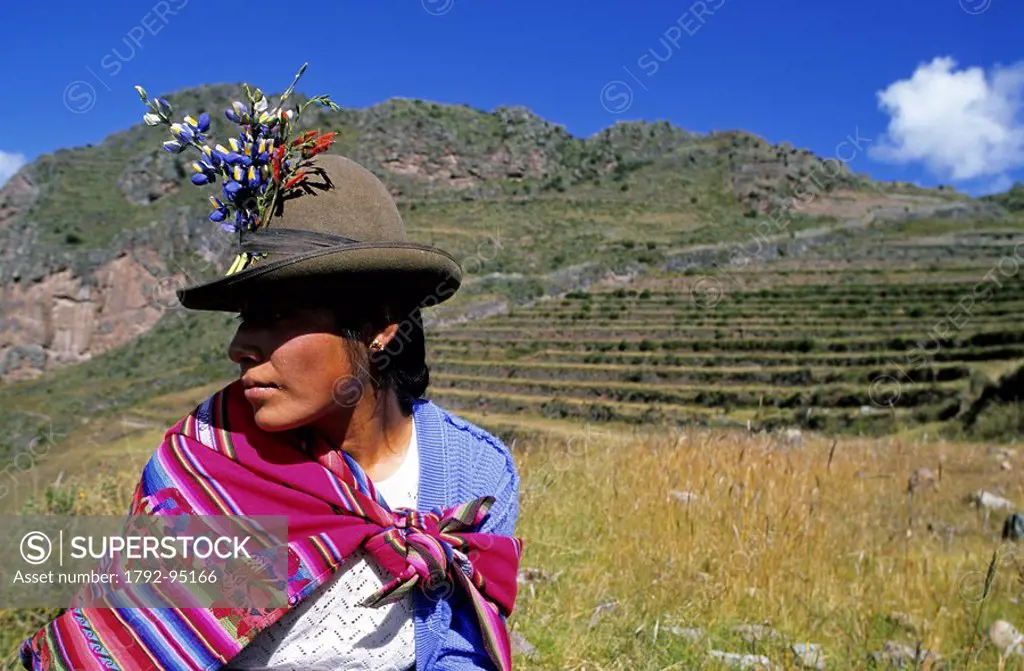 Peru, Cuzco Province, sacred valley, Inca site of Pisac, an Indian woman