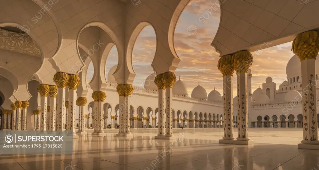 United Arab Emirates, Au Dhabi, Sheik Zayed Grand Mosque, Sheikh Zayed Grand Mosque at sunset