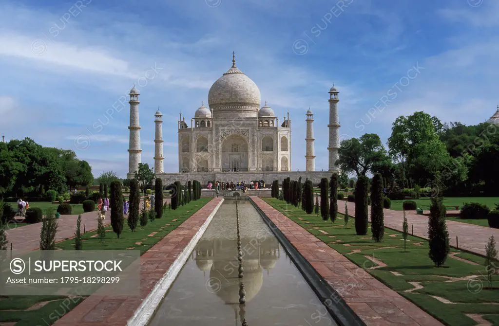 India, Uttar Pradesh, Agra, Front view of Taj Mahal