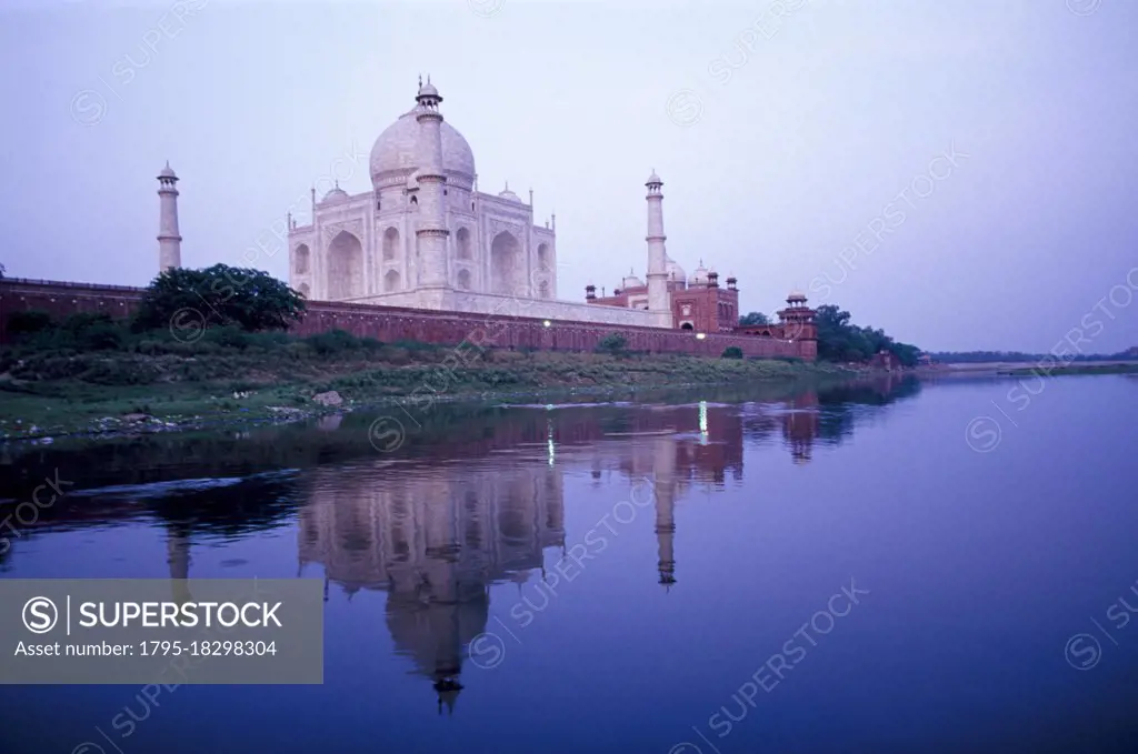 India, Uttar Pradesh, Agra, Taj Mahal reflecting in river