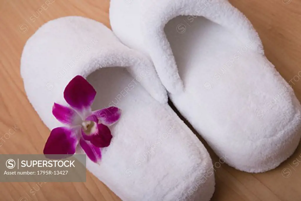Pair of slippers with flower