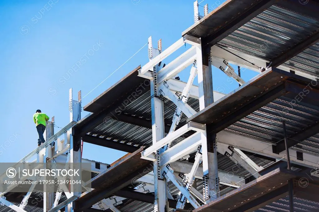 USA, New York State, New York City, Manhattan, Mid adult man working on construction site