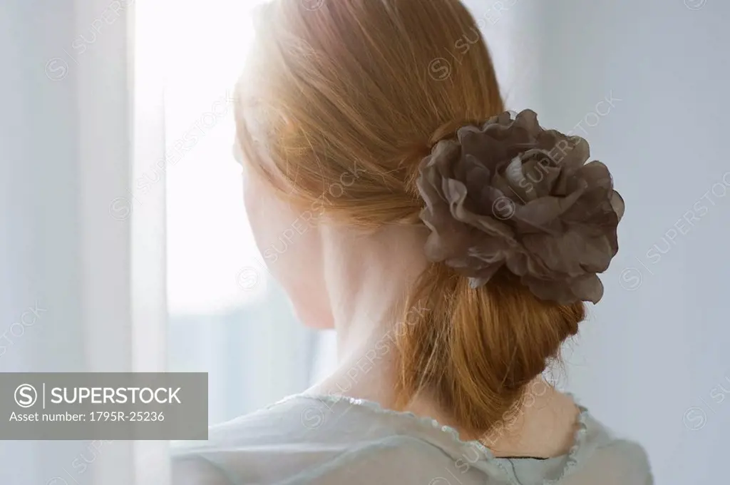 Woman´s hair tied with a flower
