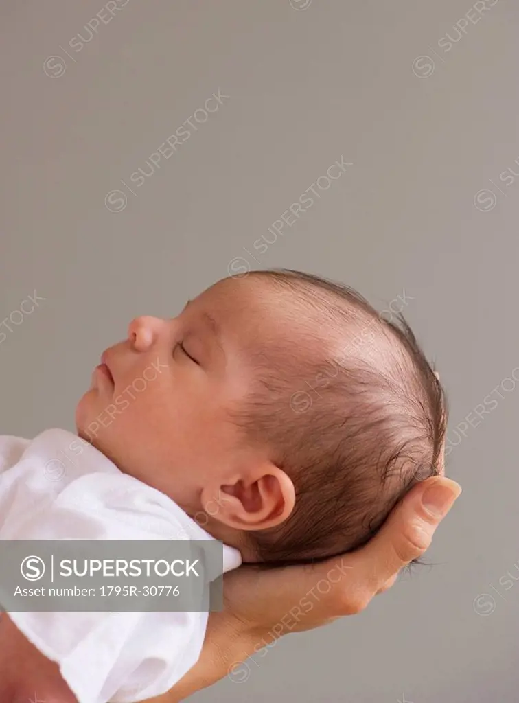 Baby sleeping in mother´s hands