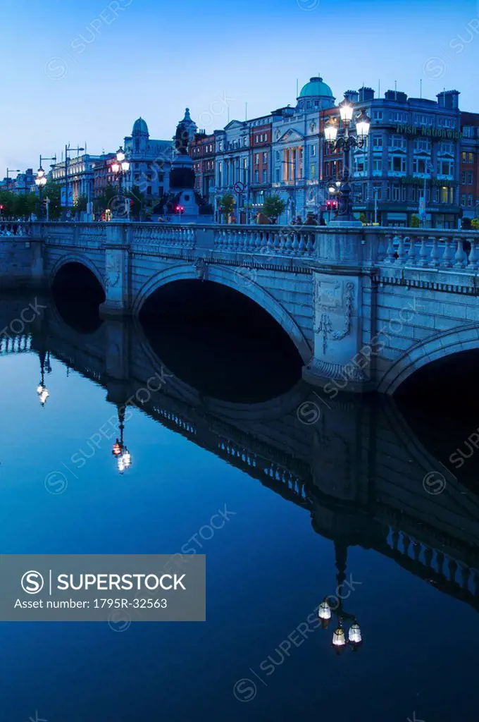 O´connell bridge reflecting in the river liffey