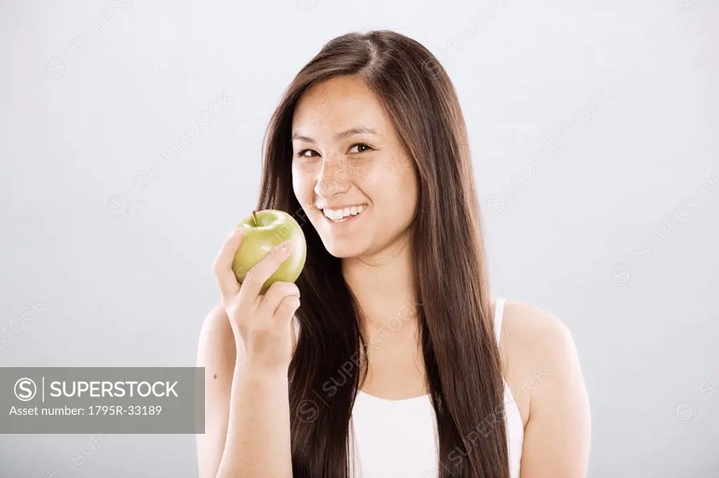 Brunette woman holding an apple