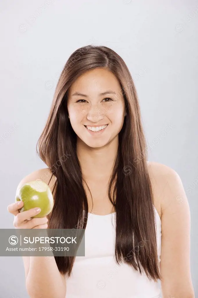 Brunette woman holding an apple