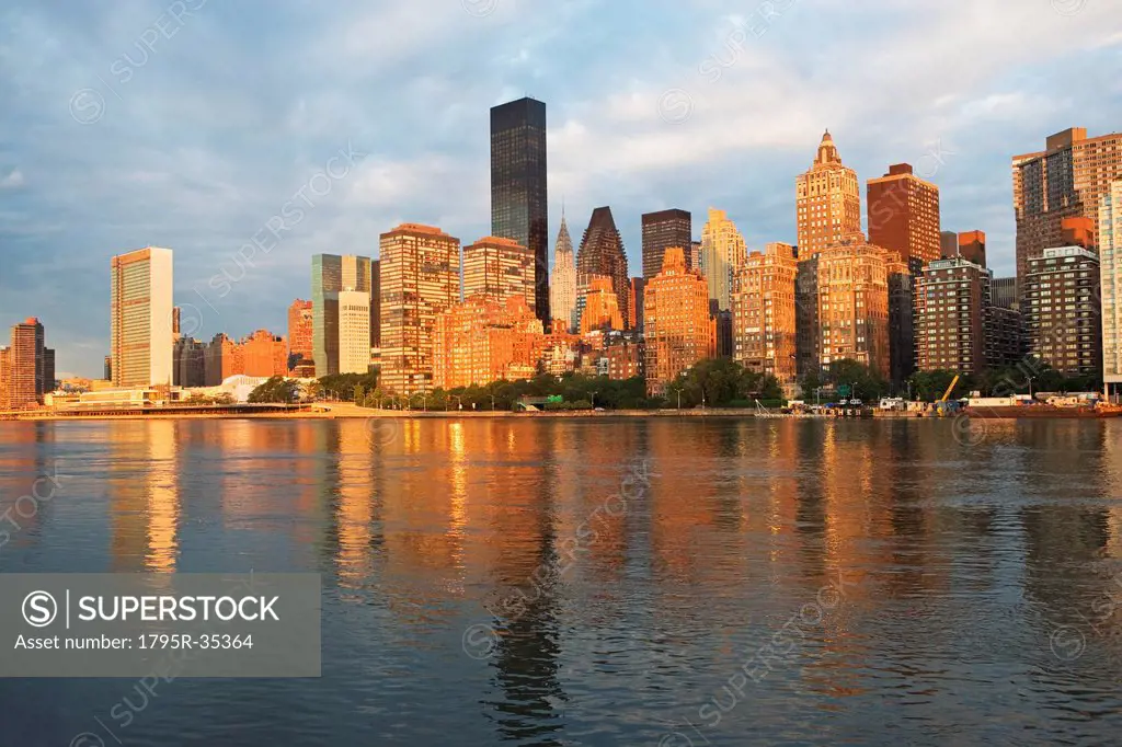 USA, New York State, New York City, Manhattan skyline at sunset