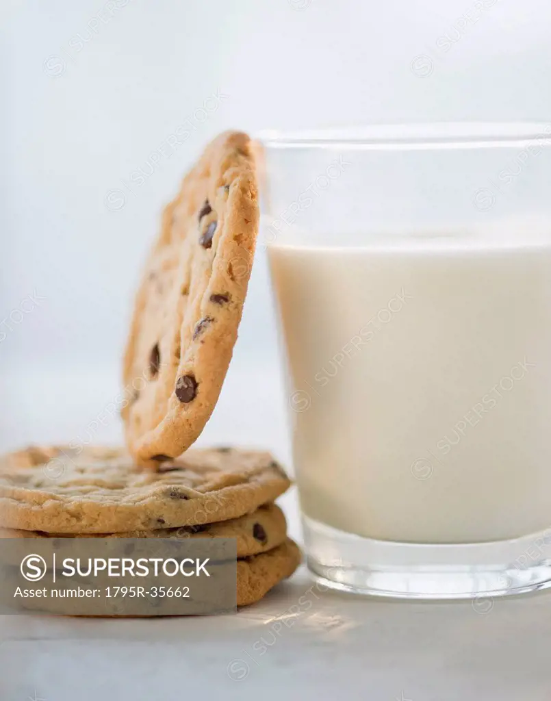 Glass of milk and cookies, close_up