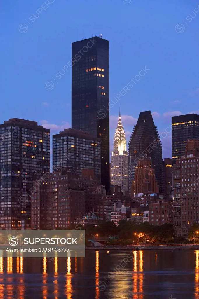 USA, New York State, New York City, Manhattan skyline at dusk