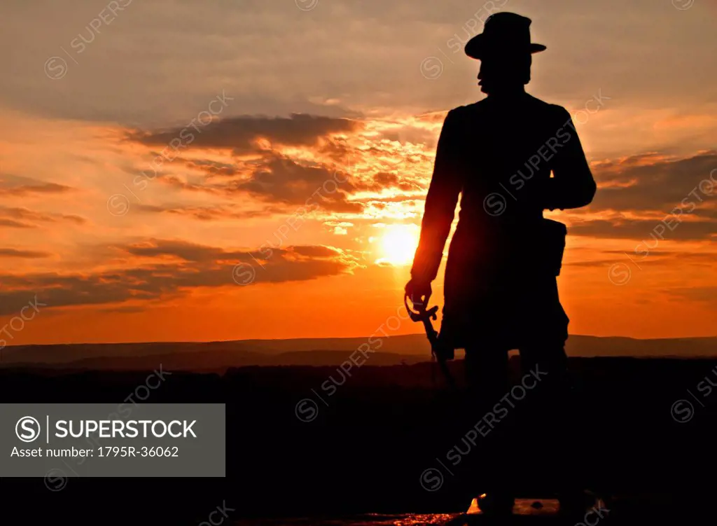 USA, Pennsylvania, Gettysburg, Little Round Top, statue of soldier at sunset