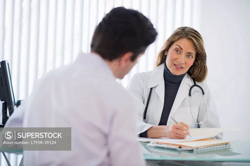 USA, New Jersey, Jersey City, Female doctor talking with male patient in office