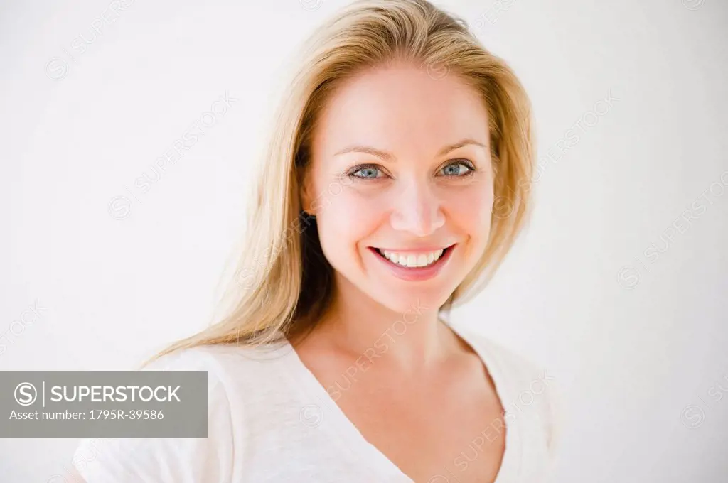 USA, New Jersey, Jersey City, Portrait of attractive young woman