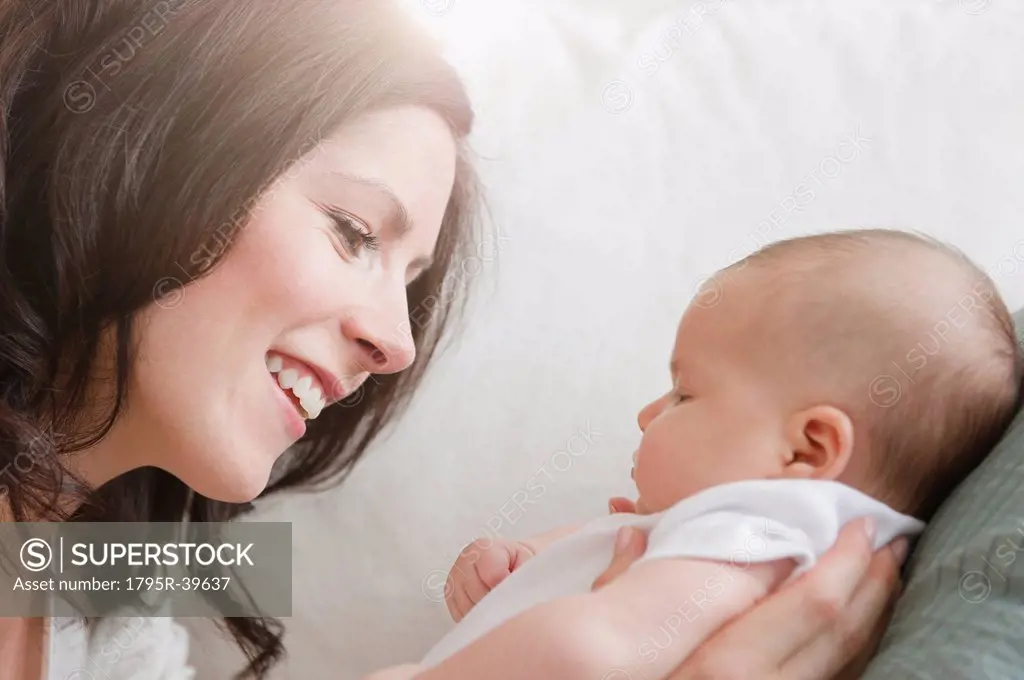 USA, New Jersey, Jersey City, Portrait of mother and baby daughter 2_5 months