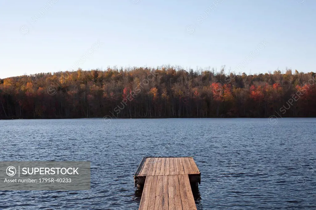 USA, Pennsylvania, Calicoon, Wooden pier at lake