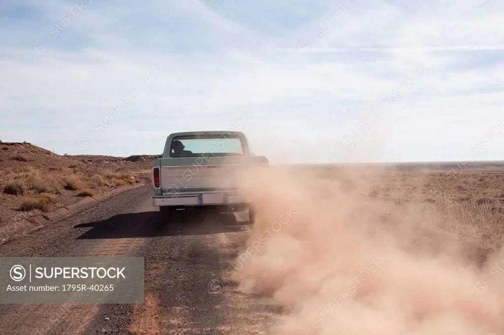 USA, Arizona, Winslow, Pick_up truck driving