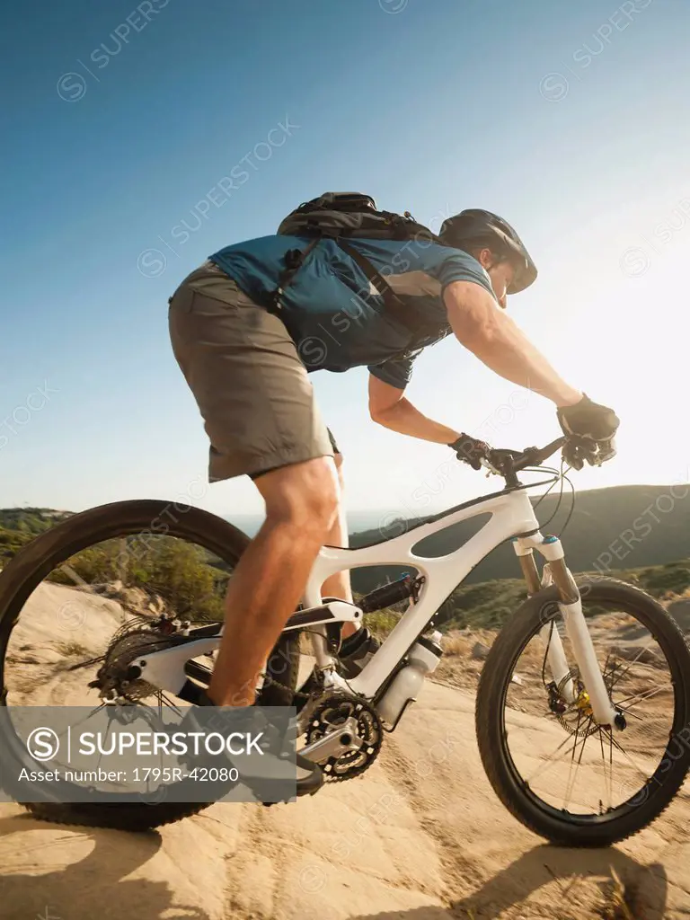 USA, California, Laguna Beach, Mountain biker riding downhill