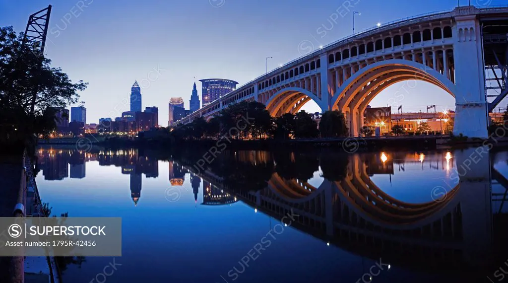 USA, Ohio, Cleveland, Veterans Memorial Bridge at dusk
