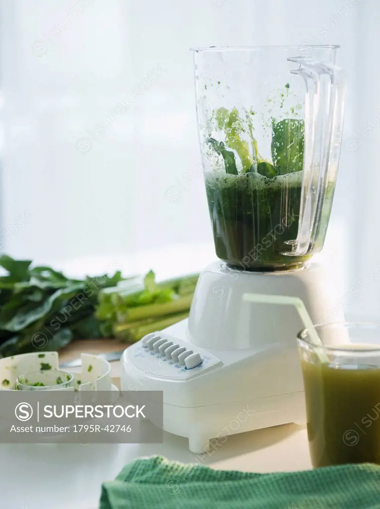 USA, New Jersey, Jersey City, preparation of spinach juice in blender