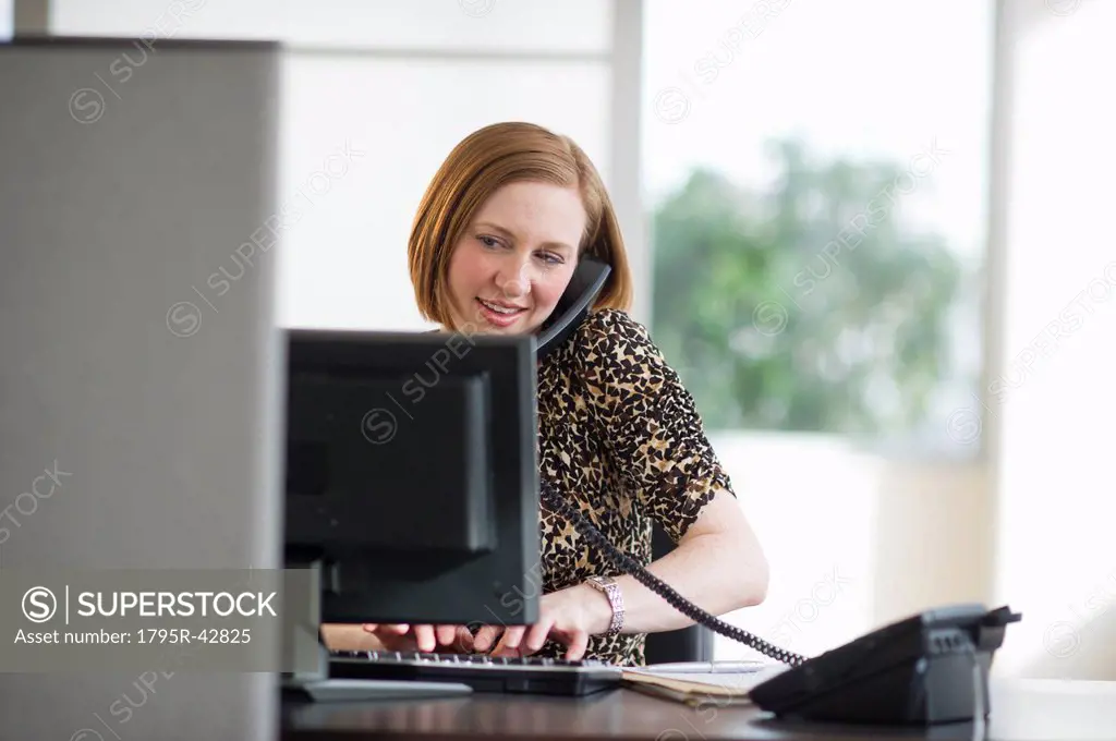 USA, New Jersey, Jersey City, woman working at office