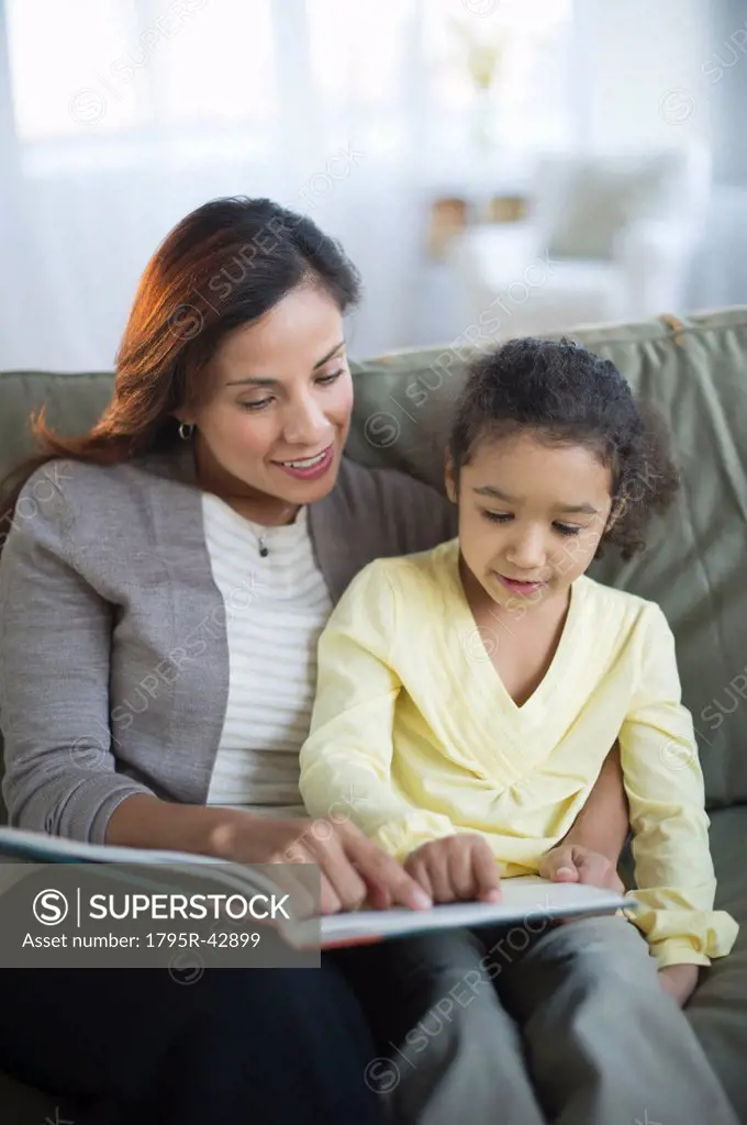 USA, New Jersey, Jersey City, mother reading book with daughter 6_7