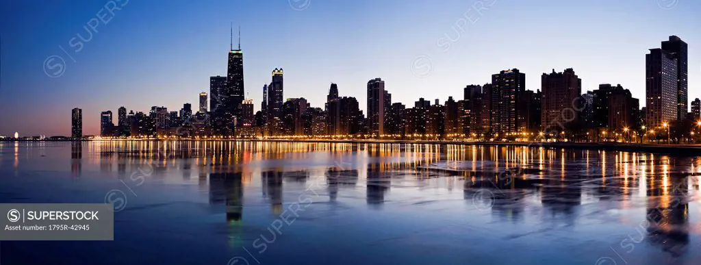 USA, Illinois, Chicago, City skyline over Lake Michigan at sunset