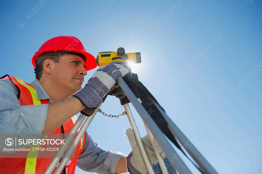 USA, New Jersey, Jersey City, construction worker against blue sky