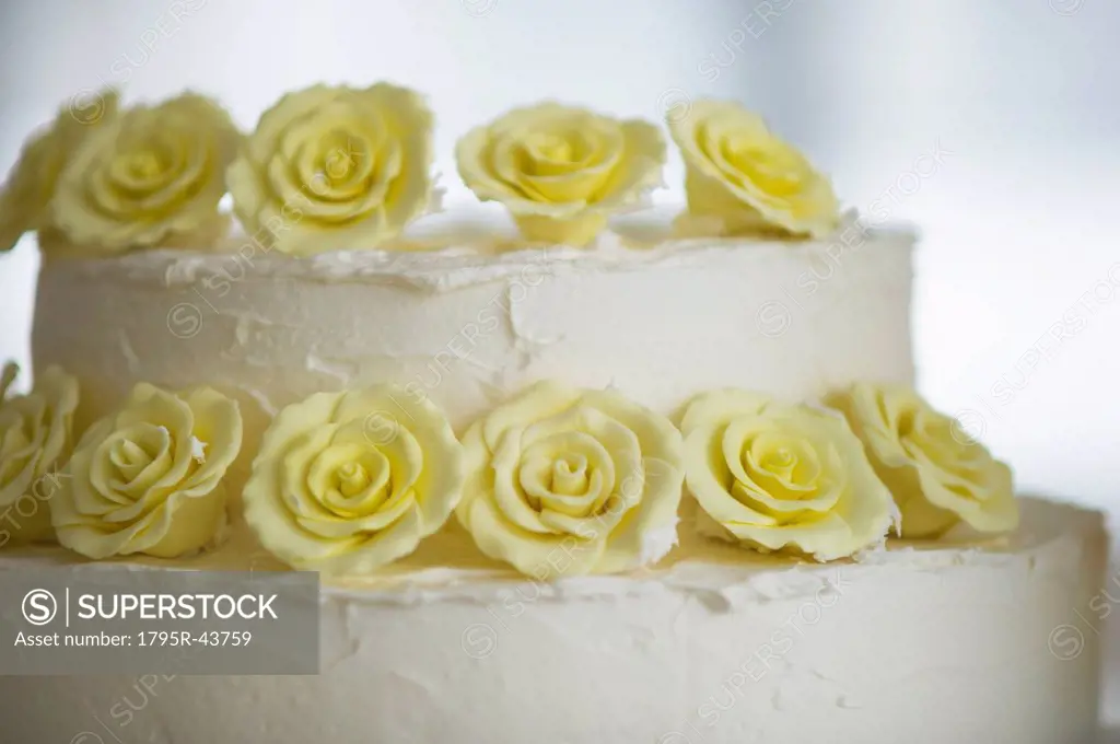 Close_up on wedding cake decorated with flowers