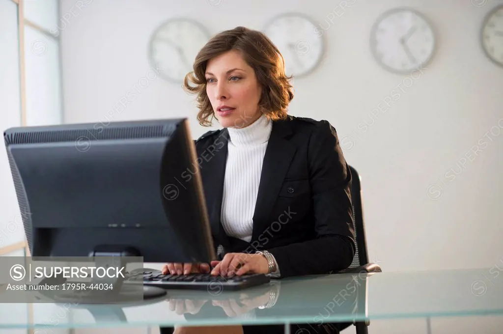 USA, New Jersey, Jersey City, businesswoman working at desk in office